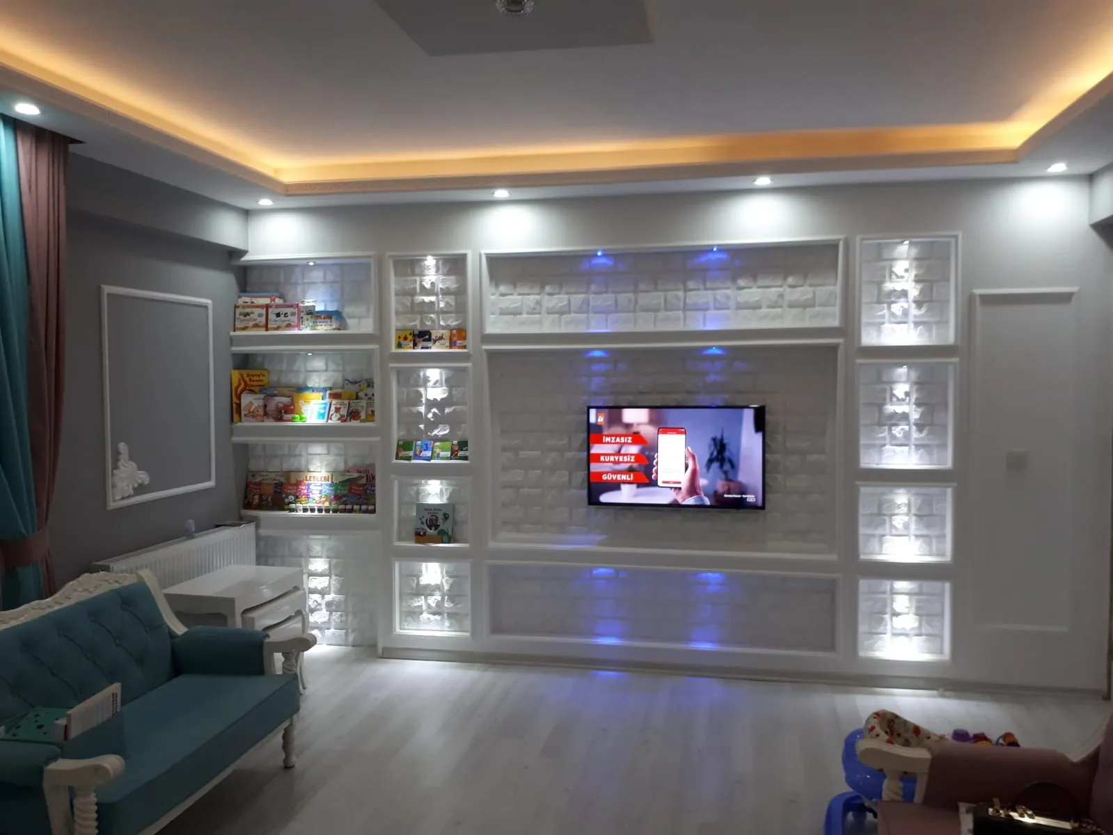 Sala com painel de TV em gesso e iluminação embutida